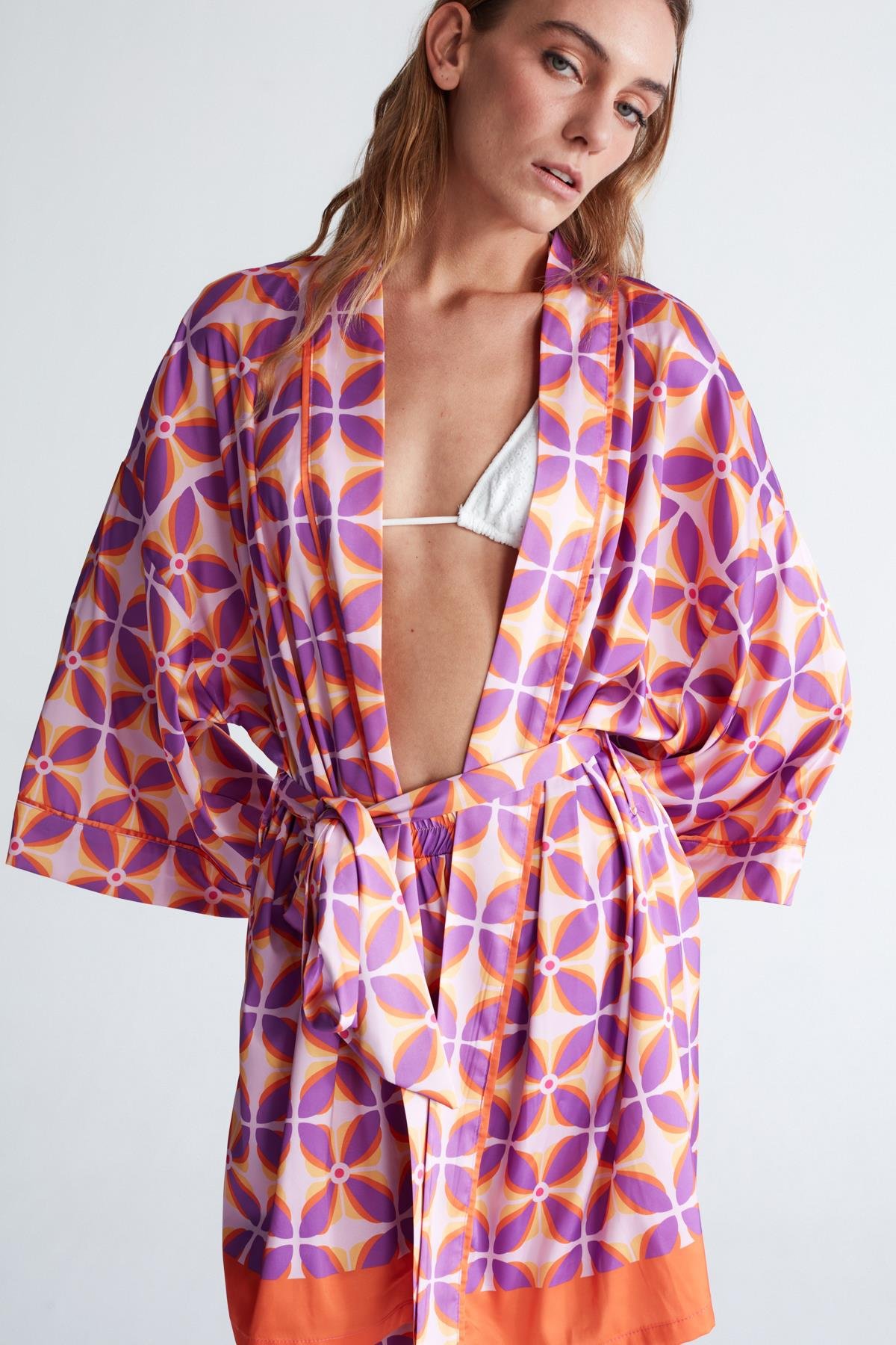 Peraluna LAVENDER KİMONO 90 CM Çiçek Desen Mini Boy Kemerli Saten Kadın Kimono Lila