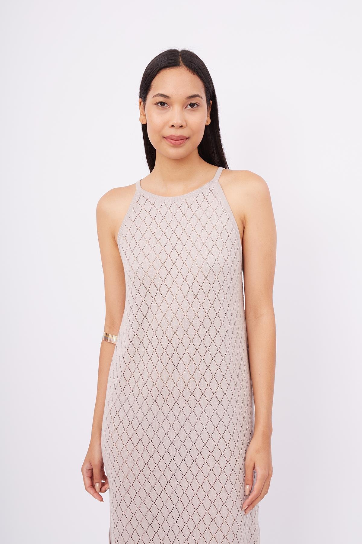 Peraluna LISA DRESS Ajur Örgü Dar Kesim Halter Yaka Arkası Bağcıklı Uzun Kadın Triko Elbise - Taş