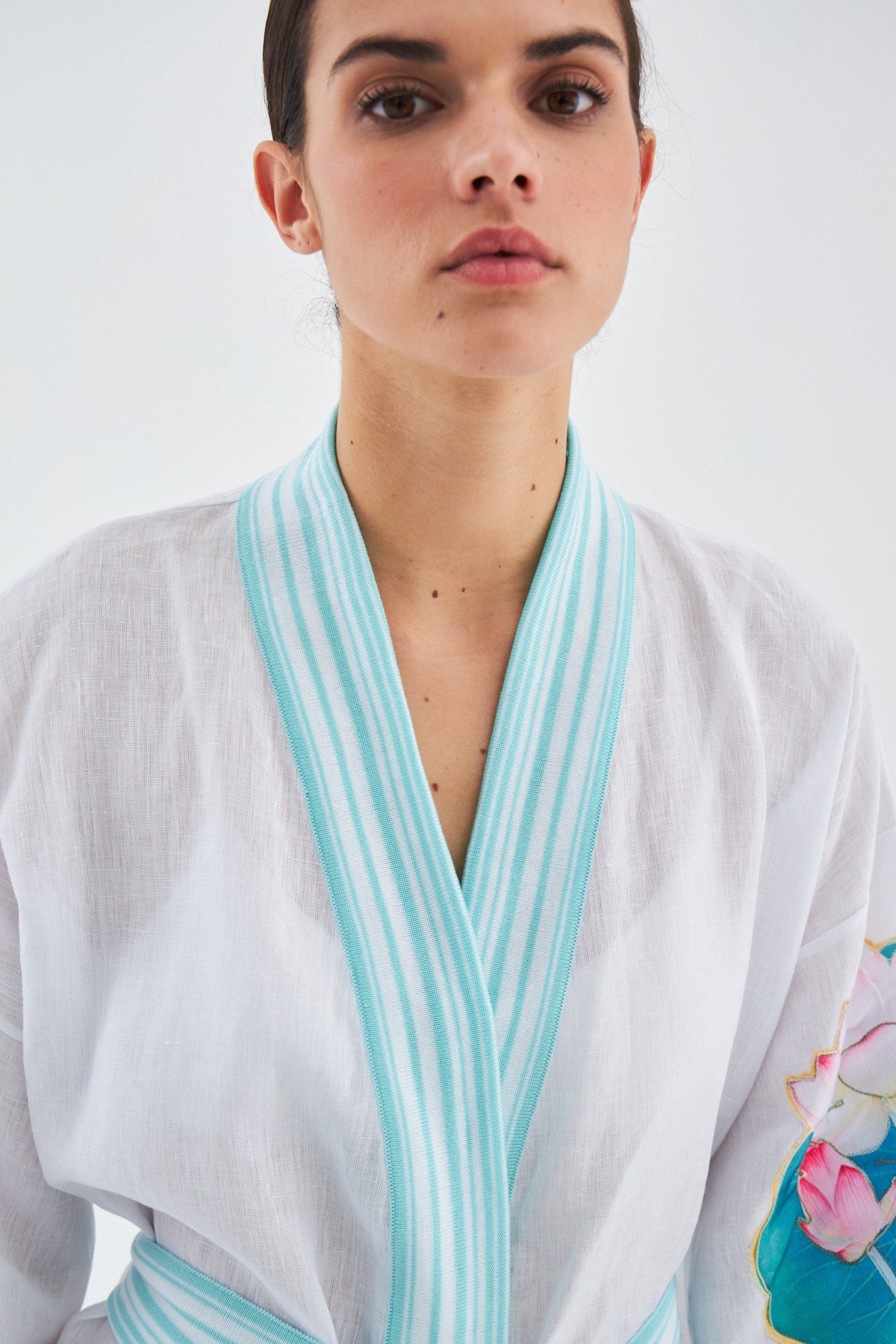 Peraluna LOTUS Balık Aplikelii Keten Karışımlı Diz Altı Kadın Kimono Beyaz