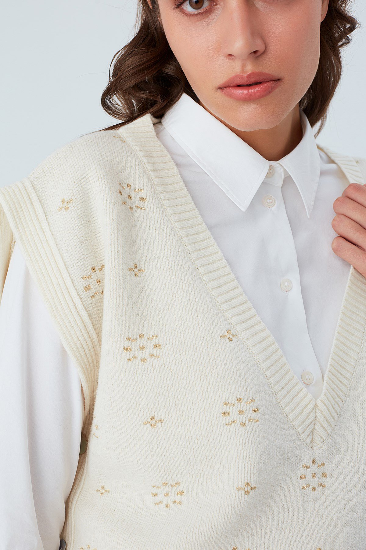 Peraluna LULU SLIP OVER Simli Kar Taneli Yanları Düğmeli V Yaka Kadın Triko Süveter Ekru