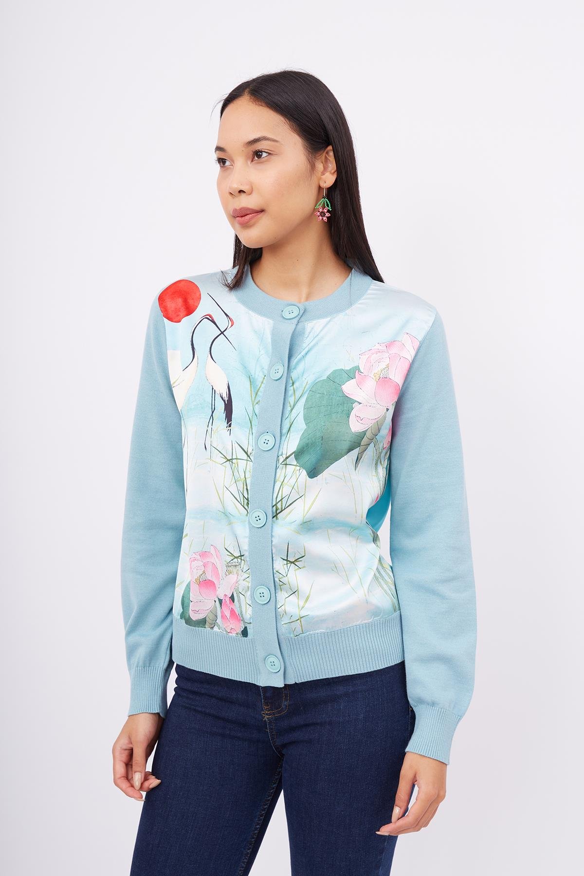 Peraluna MELINDA CARDIGAN Önü Saten Üstüne Baskılı Standart Fit O Yaka Kadın Triko Hırka - Toz Mavi