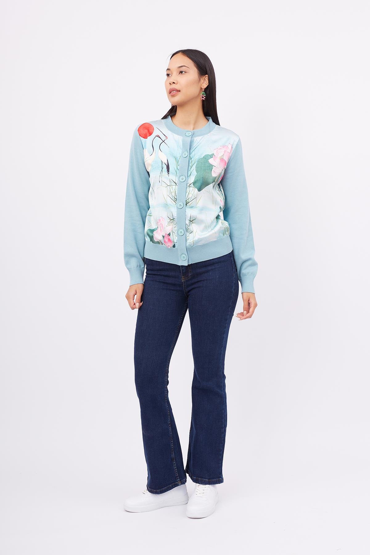 Peraluna MELINDA CARDIGAN Önü Saten Üstüne Baskılı Standart Fit O Yaka Kadın Triko Hırka - Toz Mavi