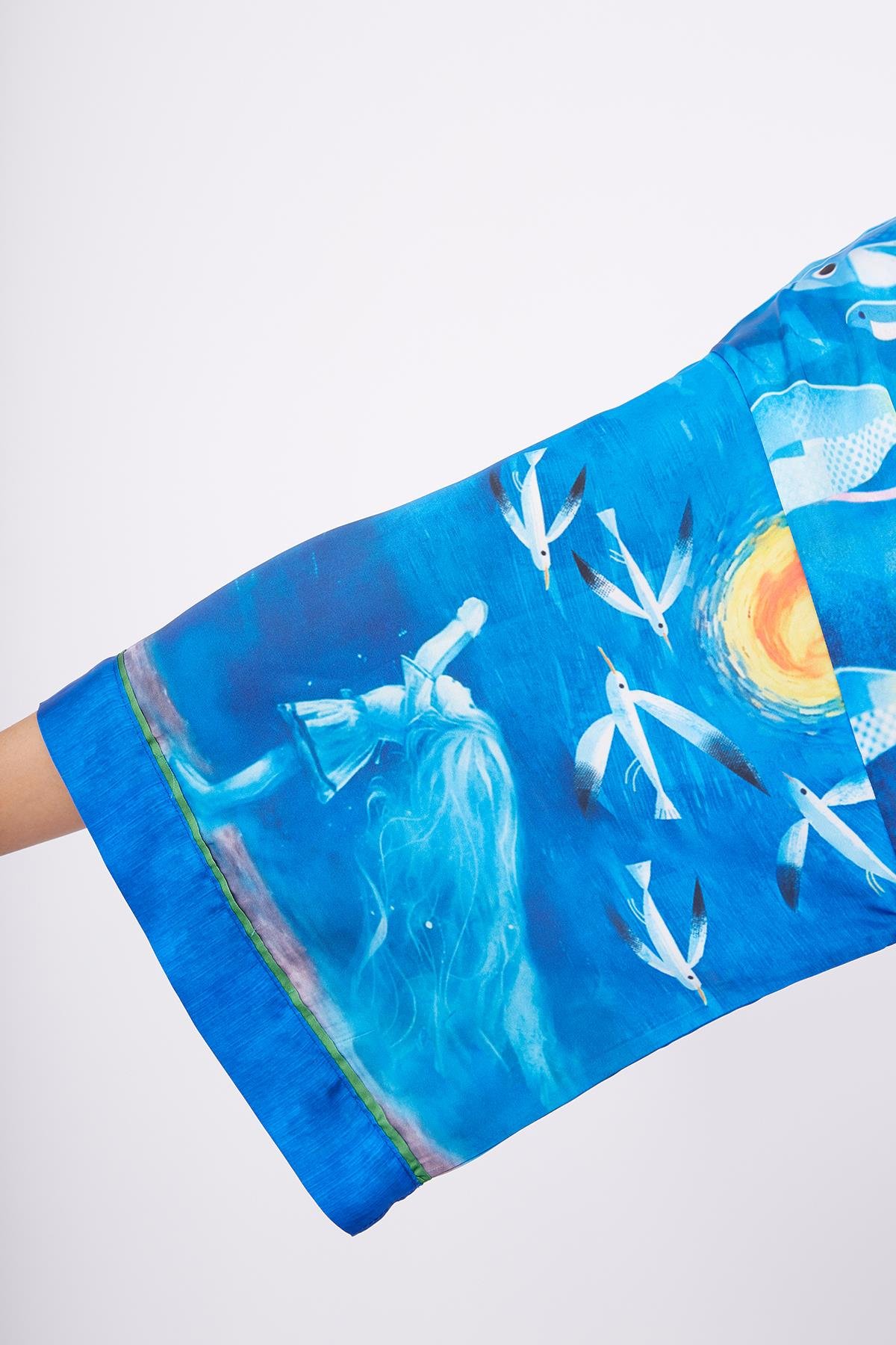 Peraluna OCEAN STORY SHORT KIMONO Balık Kuş Ve Kız Çocuk Baskılı 90 CM Kısa Saten Kadın Kimono - Deniz Mavisi