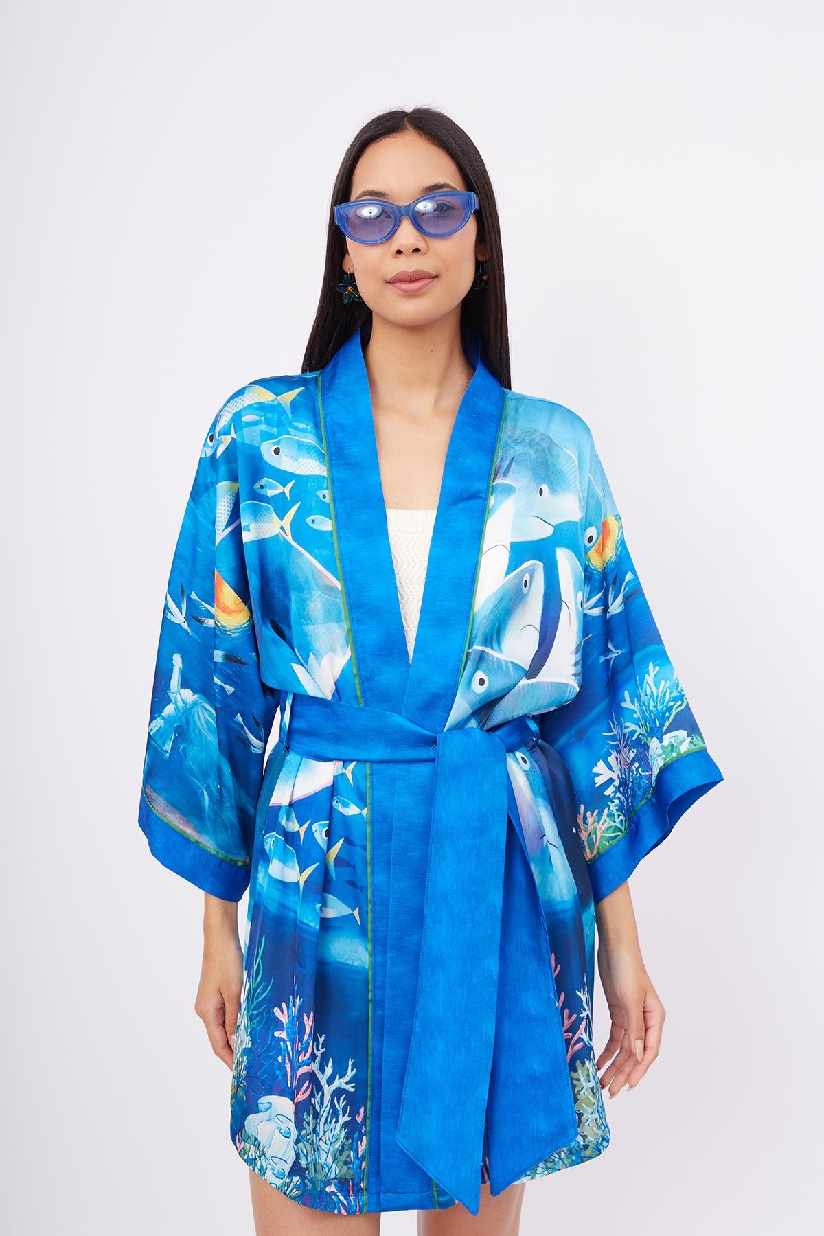 Peraluna OCEAN STORY SHORT KIMONO Balık Kuş Ve Kız Çocuk Baskılı 90 CM Kısa Saten Kadın Kimono - Deniz Mavisi