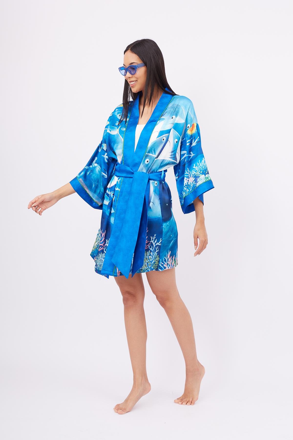 Peraluna OCEAN STORY SHORT KIMONO Balık Kuş Ve Kız Çocuk Baskılı 90 CM Kısa Saten Kadın Kimono - Deniz Mavisi