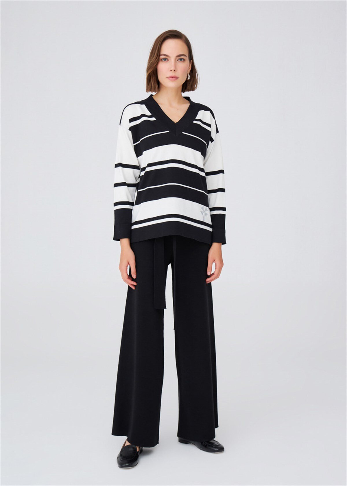 Peraluna V-neck Organic Cotton Loose Cut Women Knitwear Sweater - Ecru/Black