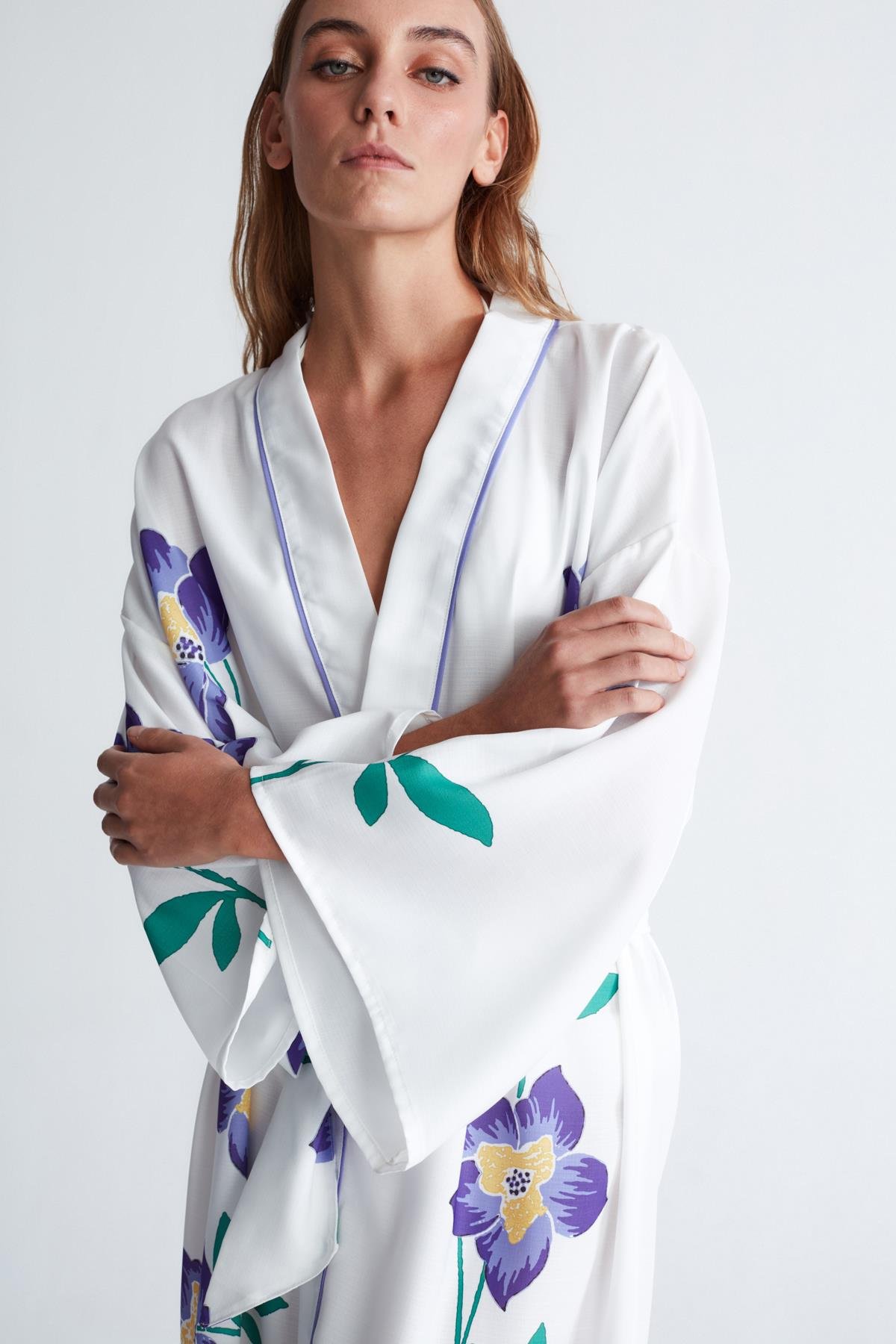 Peraluna PETUNYA KİMONO 120 CM Çiçek Desen Midi Boy Kemerli Kadın Kimono Beyaz