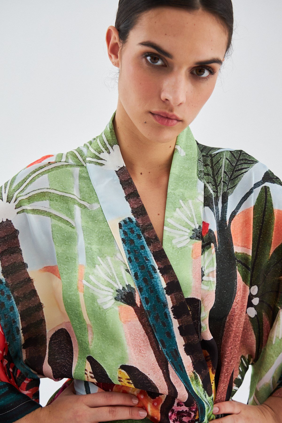 Peraluna SHUKO Tropik Desenli Geniş Kollu Diz Üstü Saten Kadın Kimono Çok Renkli