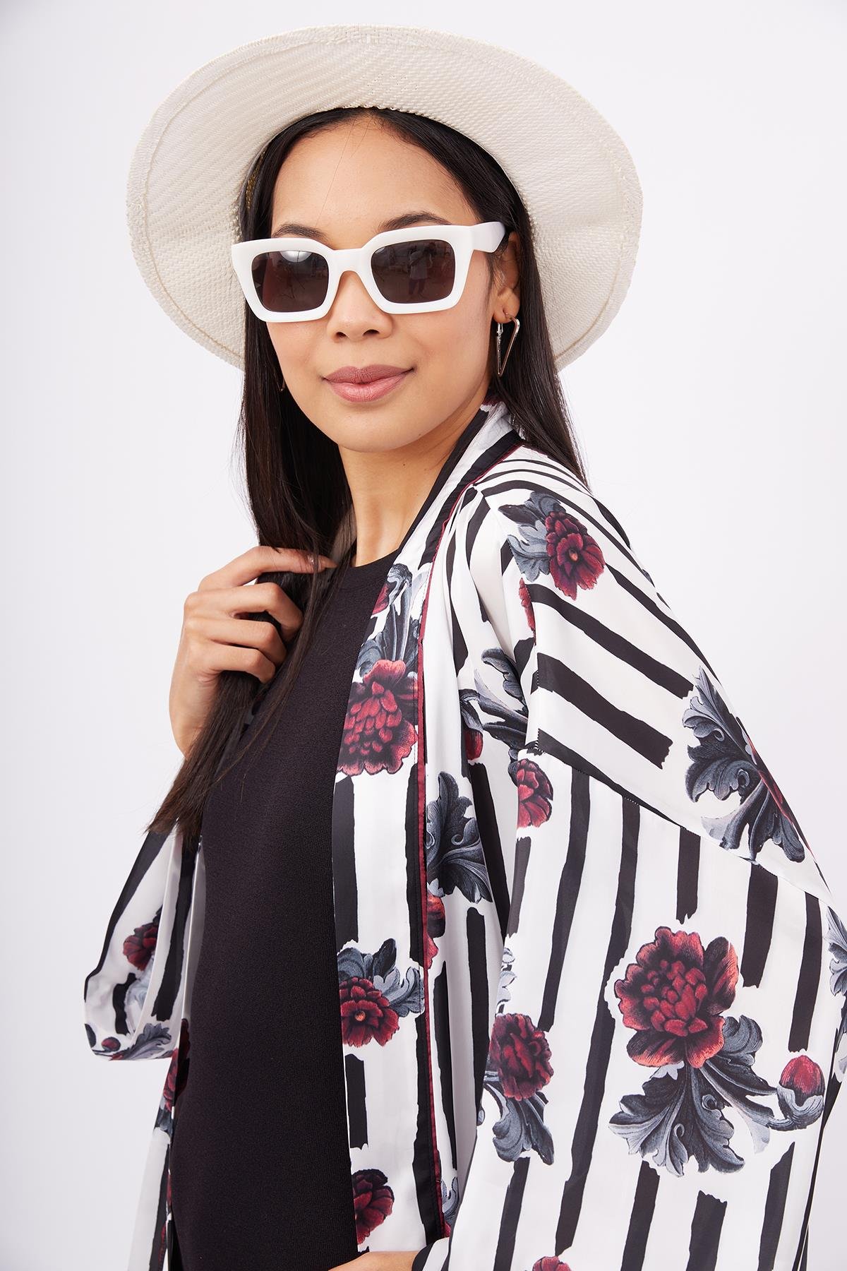 Peraluna STRIPE GARDEN SHORT KIMONO Çizgili Güllü Baskılı 80 CM Kısa Saten Kadın Kimono - Çok Renkli