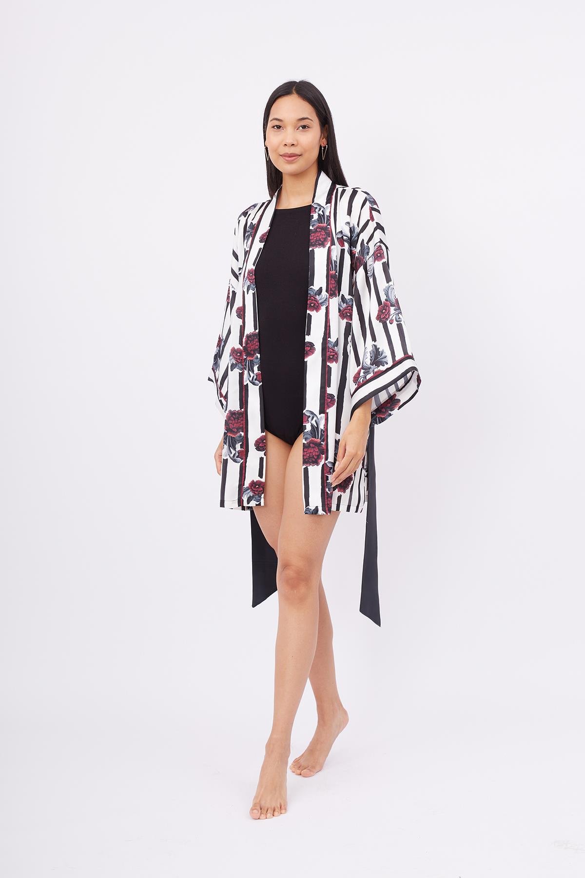 Peraluna STRIPE GARDEN SHORT KIMONO Çizgili Güllü Baskılı 80 CM Kısa Saten Kadın Kimono - Çok Renkli