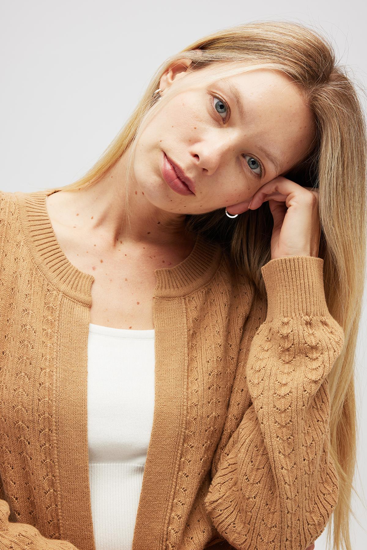 Peraluna Zeyna Mini Kabartma Örgülü Uzun Triko Hırka - Camel