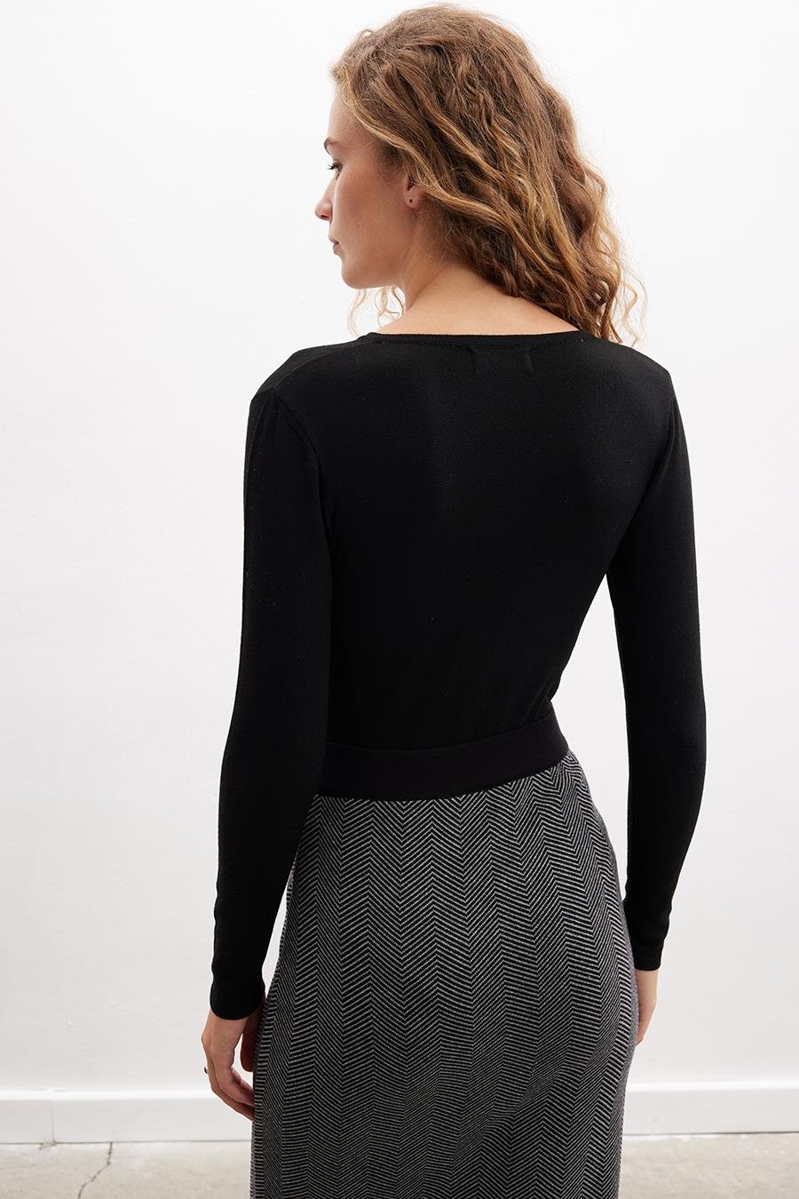 Styleboom X Peraluna DEVON BODYSUIT V Yaka Uzun Kol Alttan Çıtçıtlı Kadın Triko Body - Siyah