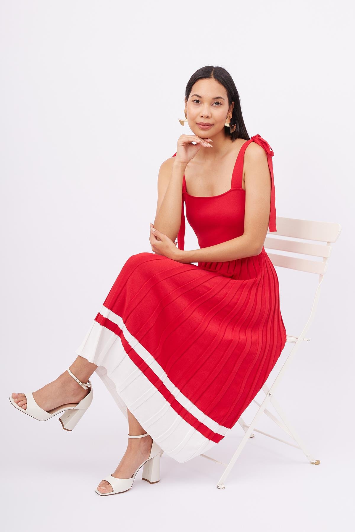 Styleboom X Peraluna KELLY DRESS Askılı Bağlama Detaylı Rahat Kesim Midi Boy Yazlık Kadın Triko Elbise - Kırmızı