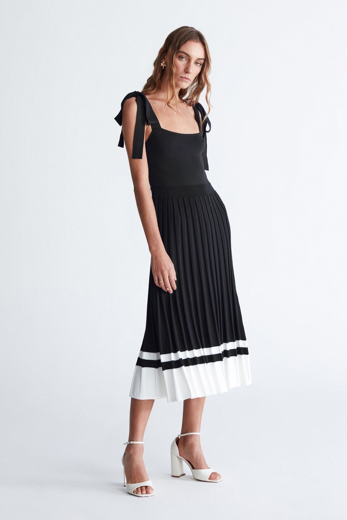 Styleboom X Peraluna KELLY DRESS Askılı Bağlama Detaylı Rahat Kesim Midi Boy Yazlık Kadın Triko Elbise - Siyah