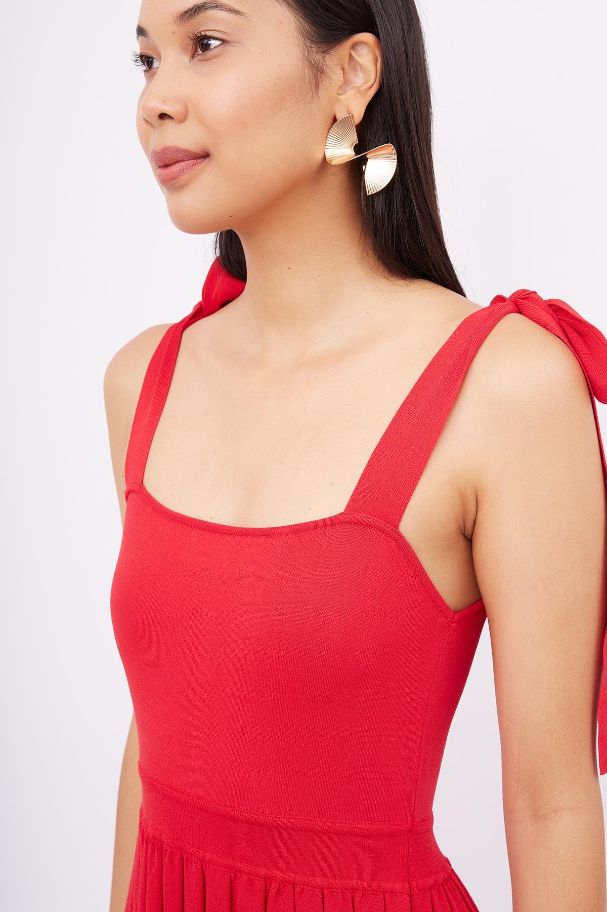 Styleboom X Peraluna KELLY DRESS Askılı Bağlama Detaylı Rahat Kesim Midi Boy Yazlık Kadın Triko Elbise - Kırmızı