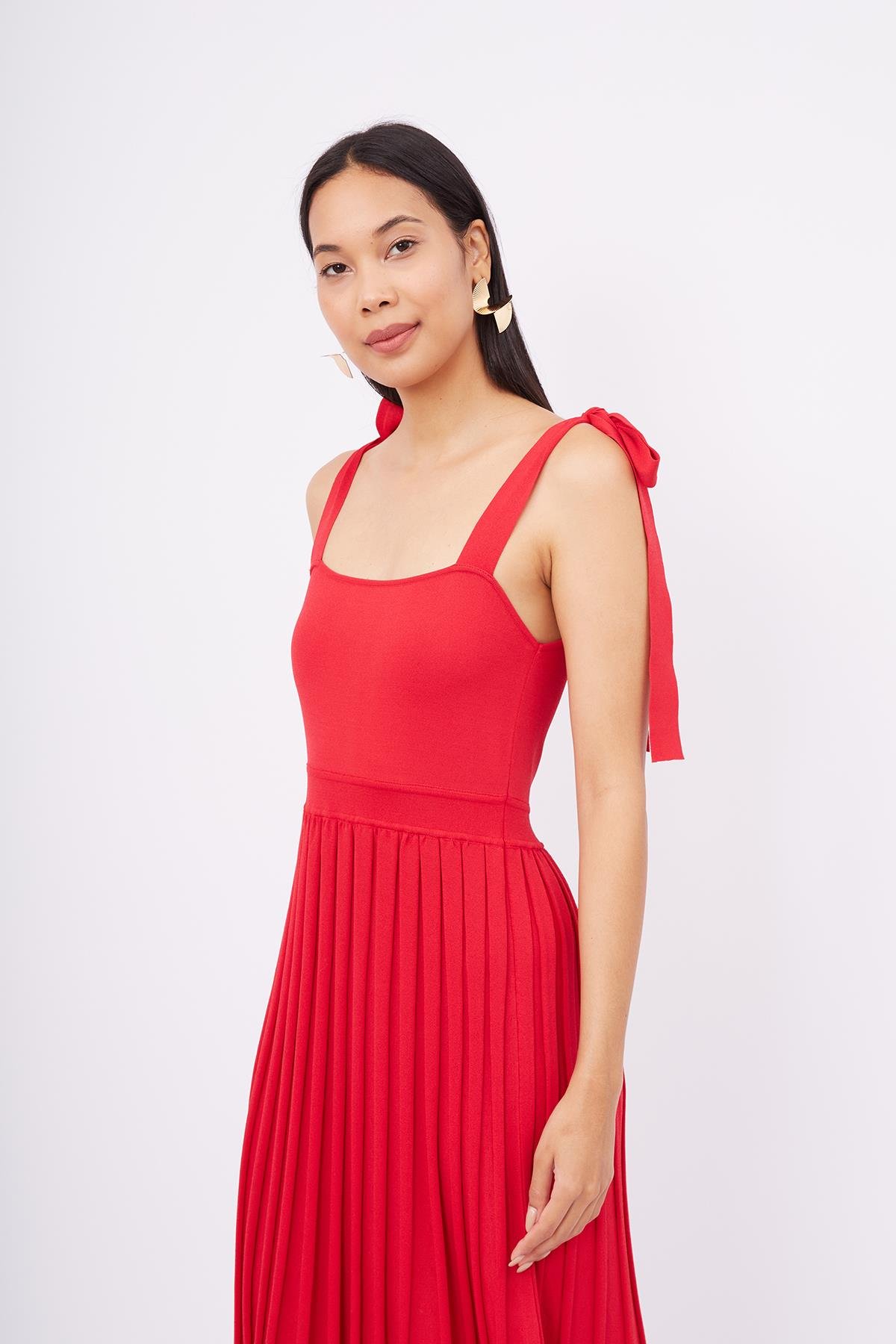 Styleboom X Peraluna KELLY DRESS Askılı Bağlama Detaylı Rahat Kesim Midi Boy Yazlık Kadın Triko Elbise - Kırmızı