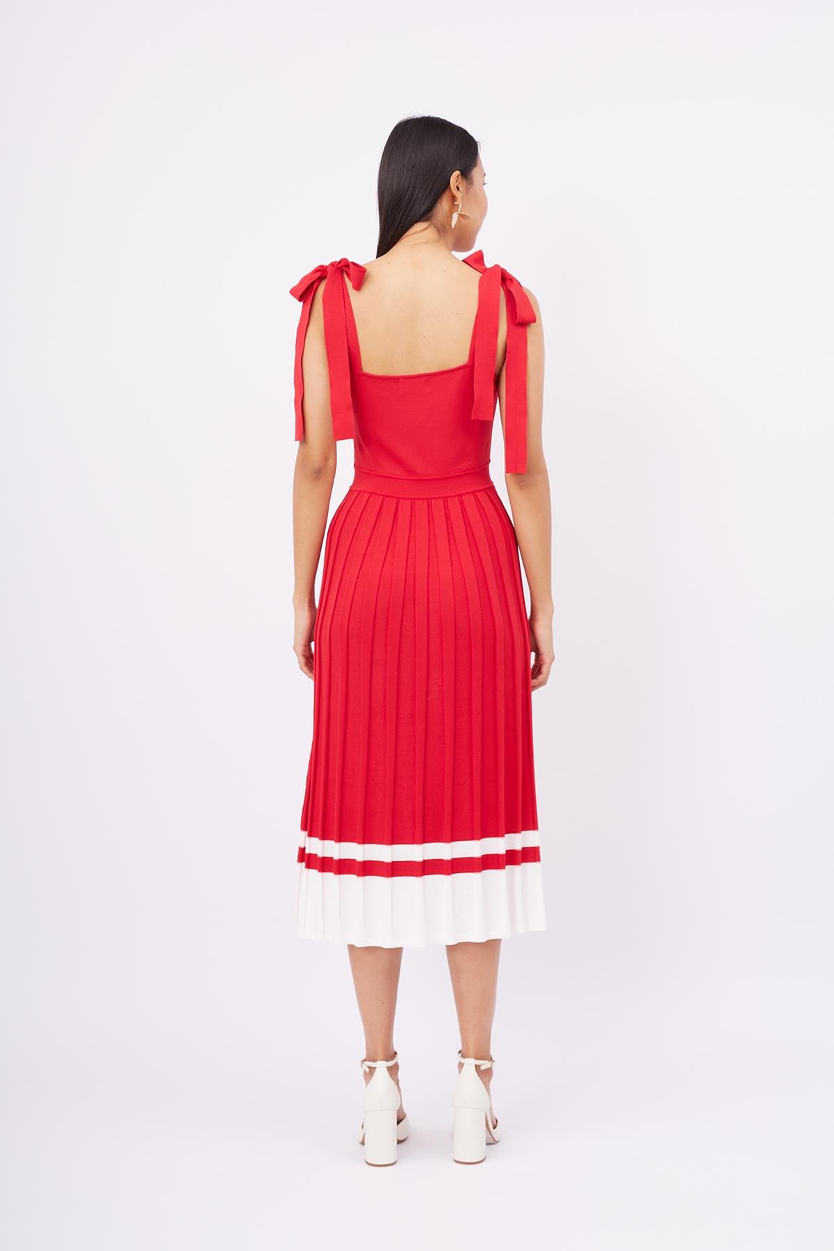 Styleboom X Peraluna KELLY DRESS Askılı Bağlama Detaylı Rahat Kesim Midi Boy Yazlık Kadın Triko Elbise - Kırmızı