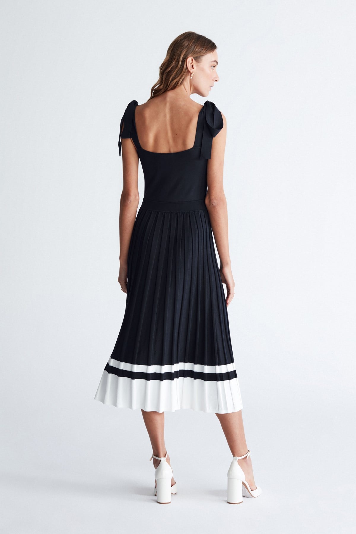 Styleboom X Peraluna KELLY DRESS Askılı Bağlama Detaylı Rahat Kesim Midi Boy Yazlık Kadın Triko Elbise - Siyah