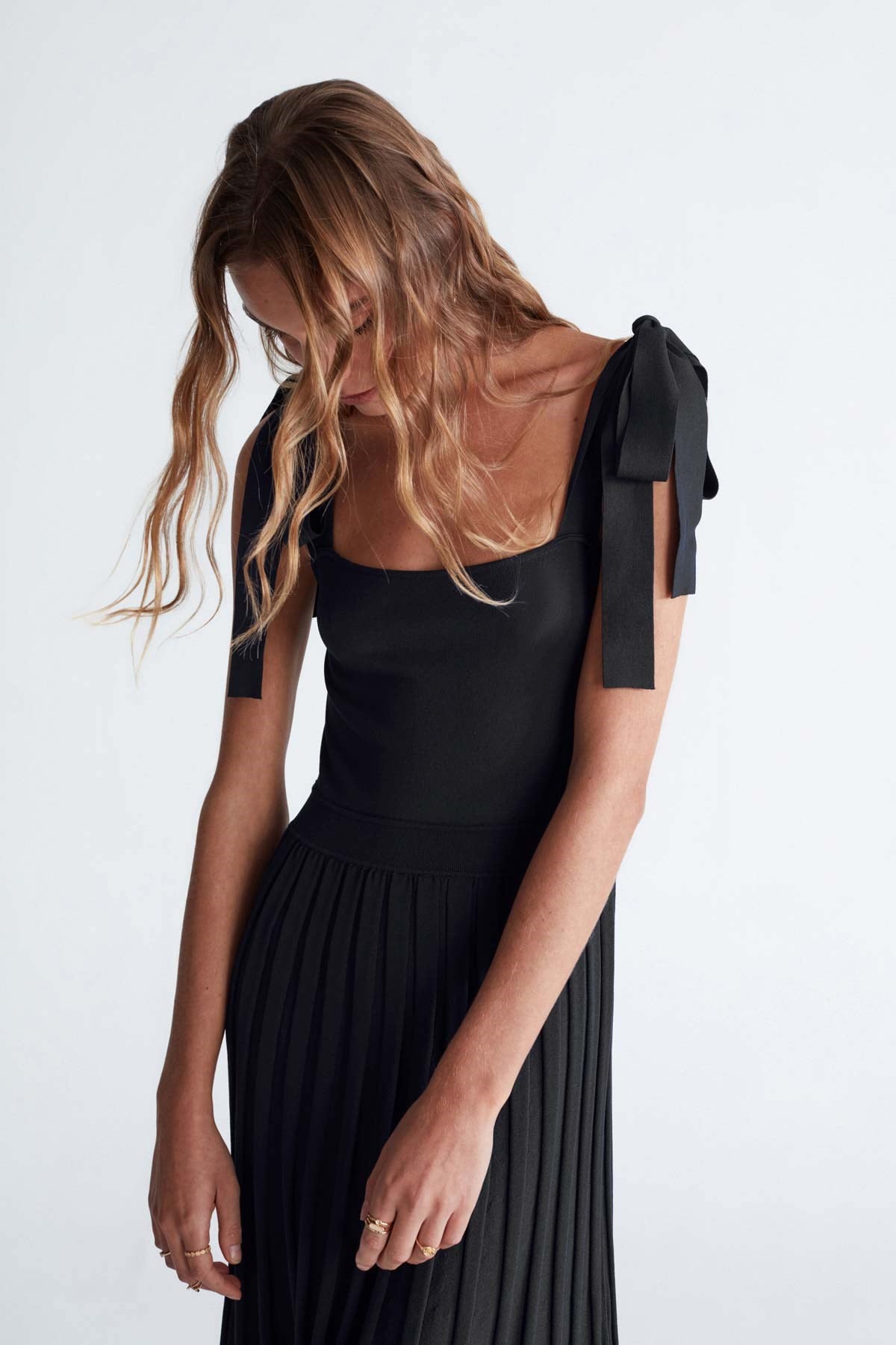 Styleboom X Peraluna KELLY DRESS Askılı Bağlama Detaylı Rahat Kesim Midi Boy Yazlık Kadın Triko Elbise - Siyah