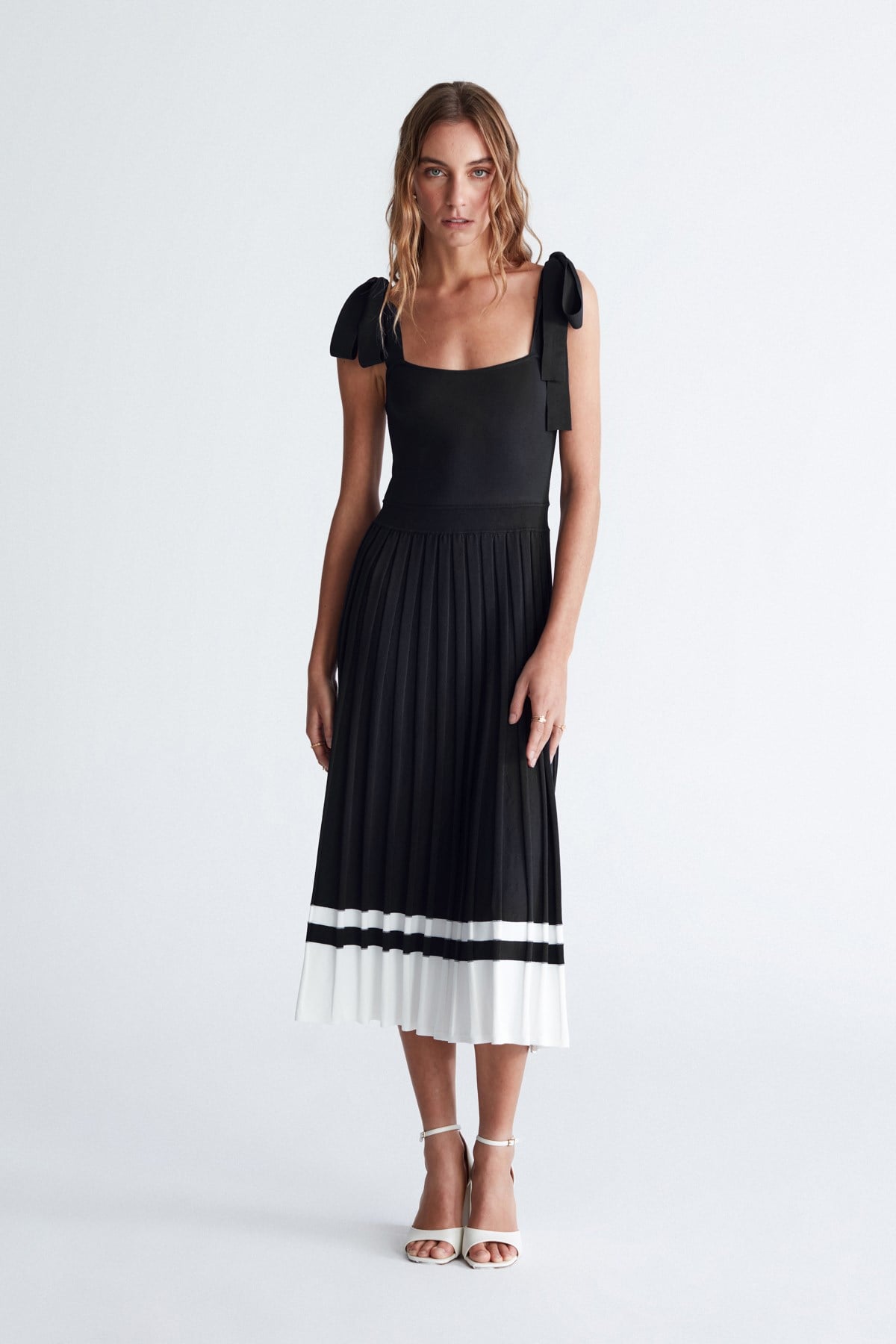 Styleboom X Peraluna KELLY DRESS Askılı Bağlama Detaylı Rahat Kesim Midi Boy Yazlık Kadın Triko Elbise - Siyah