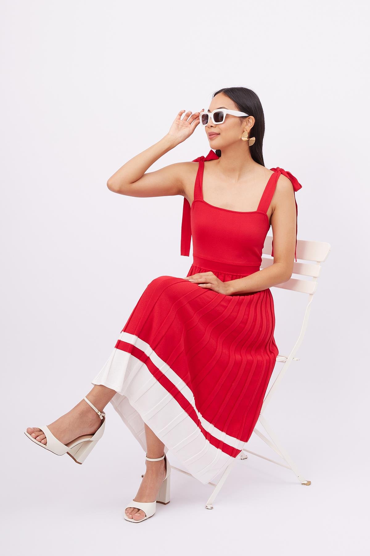 Styleboom X Peraluna KELLY DRESS Askılı Bağlama Detaylı Rahat Kesim Midi Boy Yazlık Kadın Triko Elbise - Kırmızı