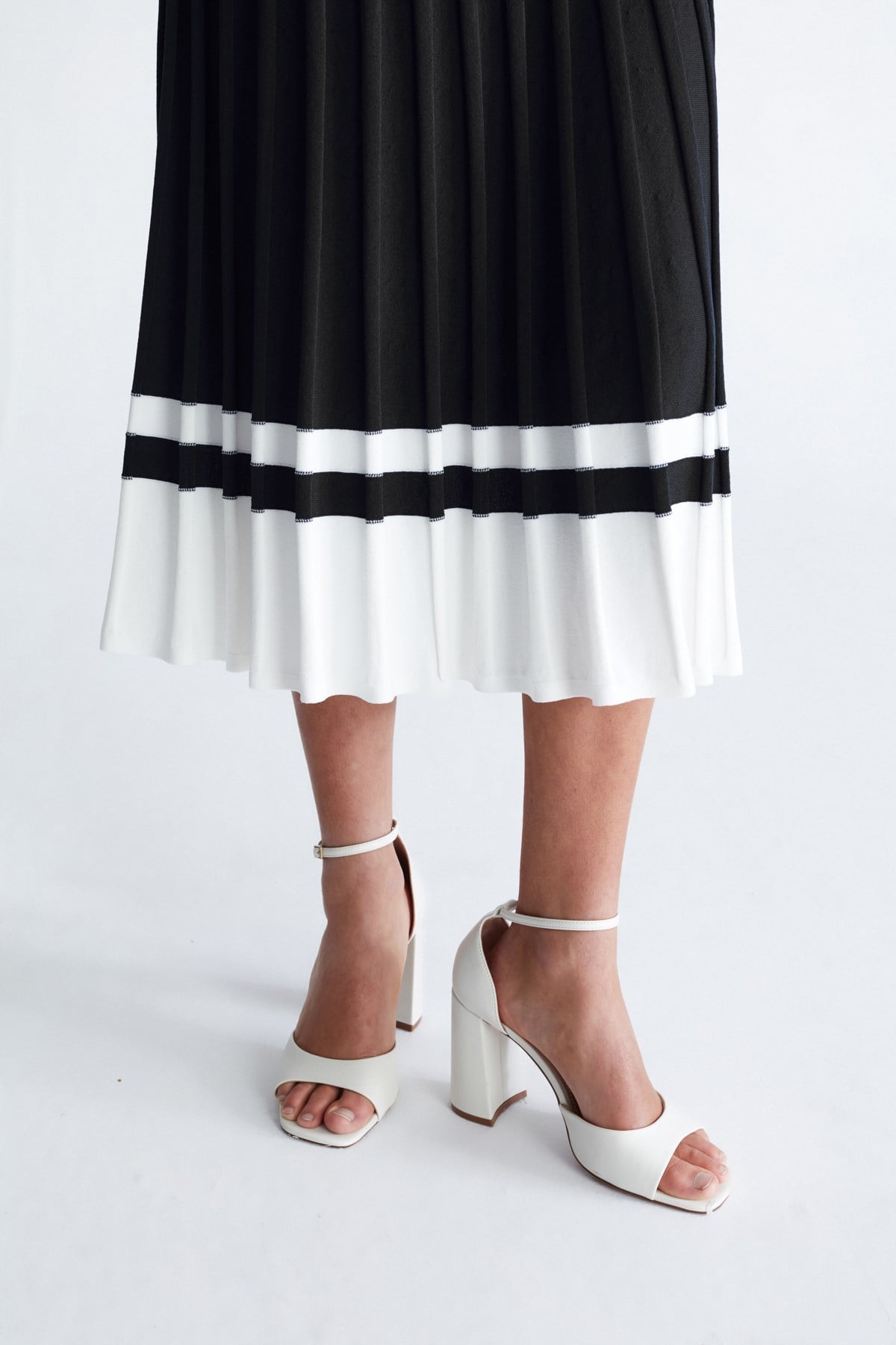 Styleboom X Peraluna KELLY DRESS Askılı Bağlama Detaylı Rahat Kesim Midi Boy Yazlık Kadın Triko Elbise - Siyah