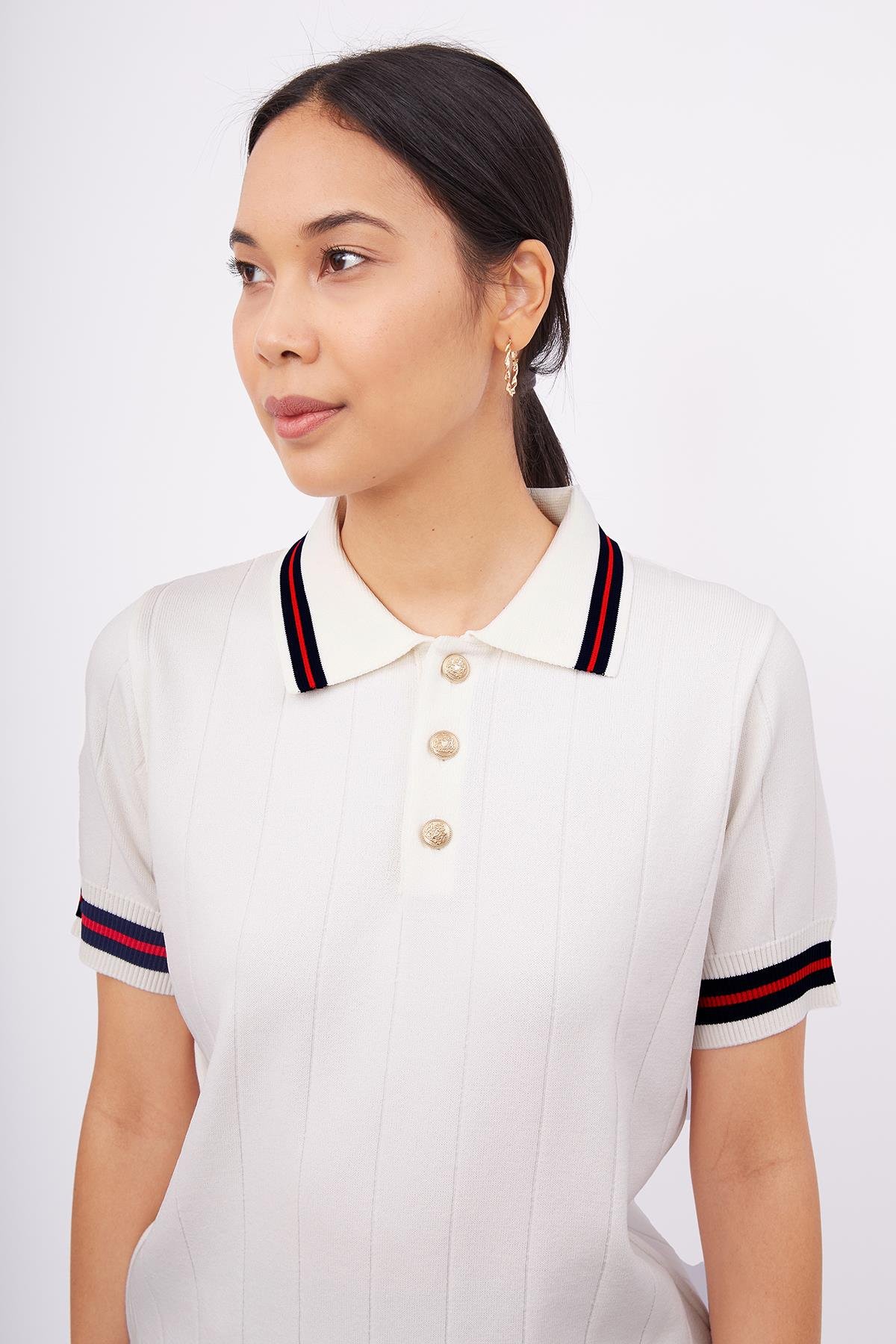 Styleboom X Peraluna LIZA BLOUSE Polo V Yaka Çizgi Detaylı Düğmeli İnce Kadın Triko Bluz - Ekru