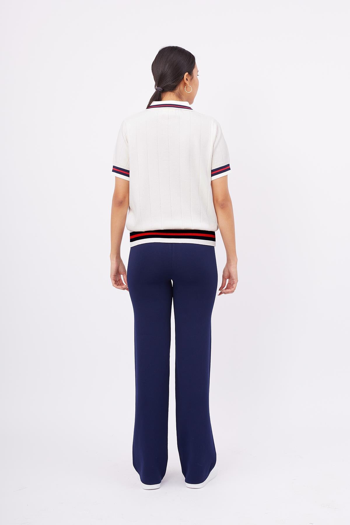 Styleboom X Peraluna LIZA BLOUSE Polo V Yaka Çizgi Detaylı Düğmeli İnce Kadın Triko Bluz - Ekru