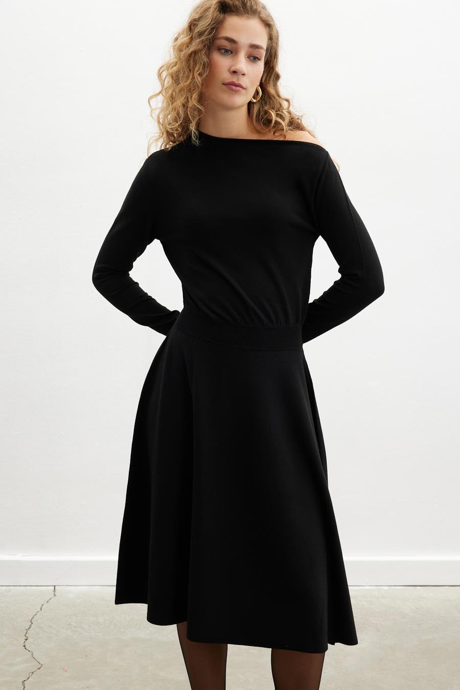 Styleboom X Peraluna MAYFAIR DRESS Yaka Büzgü Detaylı Tek Omuz Açık Kadın Triko Elbise - Siyah