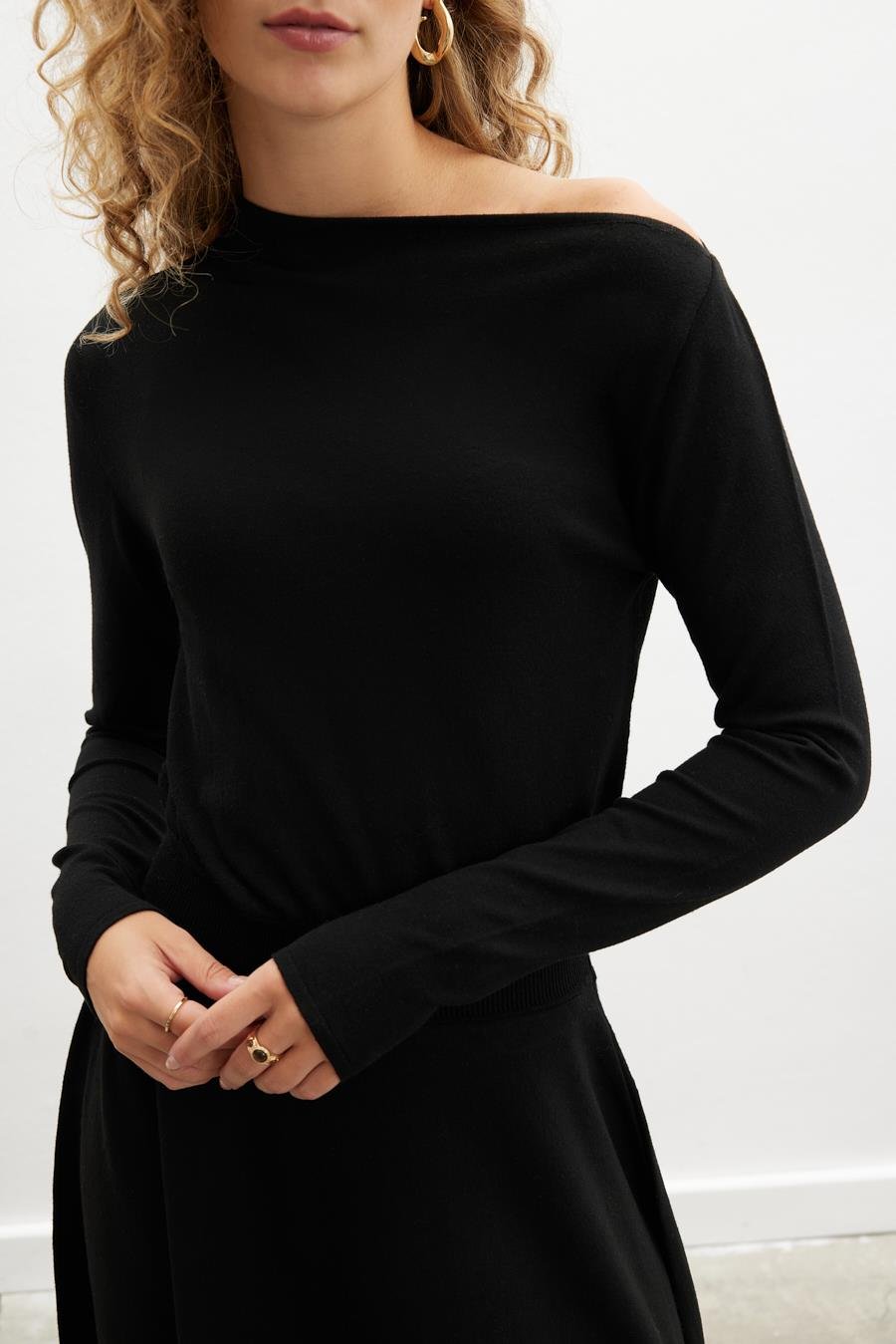 Styleboom X Peraluna MAYFAIR DRESS Yaka Büzgü Detaylı Tek Omuz Açık Kadın Triko Elbise - Siyah