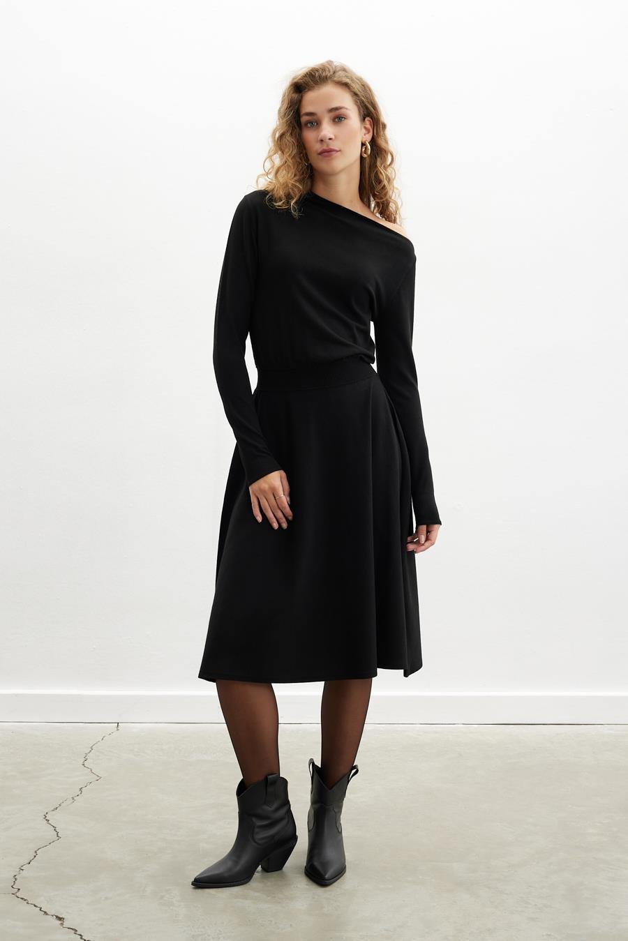 Styleboom X Peraluna MAYFAIR DRESS Yaka Büzgü Detaylı Tek Omuz Açık Kadın Triko Elbise - Siyah