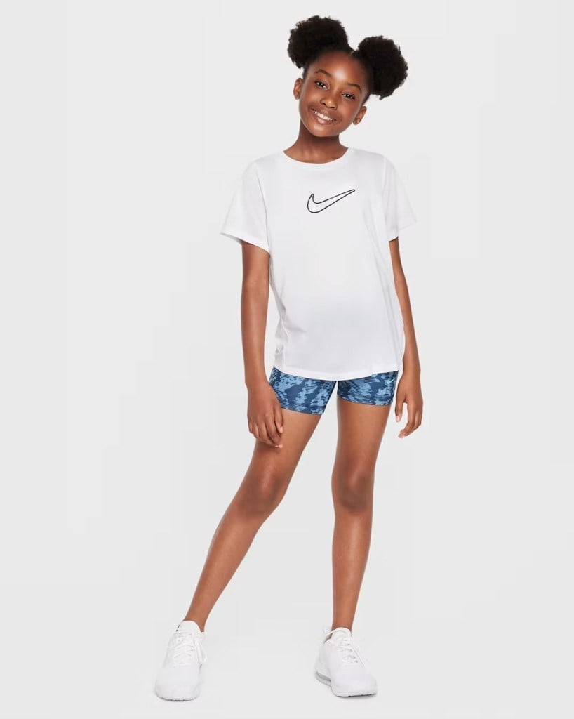 Nike FZ5600-100 One Fitted Dri-FIT Kısa Kollu Genç Çocuk (Kız) Tişört - Beyaz