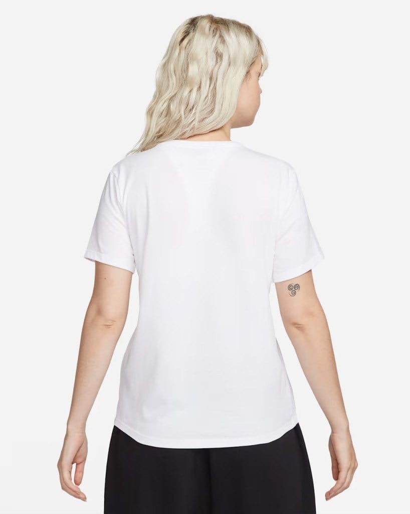 Nike Sportswear Club Essentials DX7902-100 Kadın Tişörtü - Beyaz