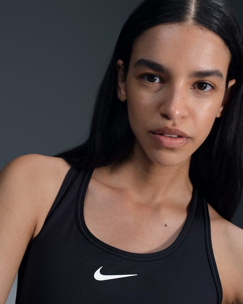 Nike Swoosh DX6821-010 Orta Destekli Pedli Kadın Spor Sütyeni - Siyah