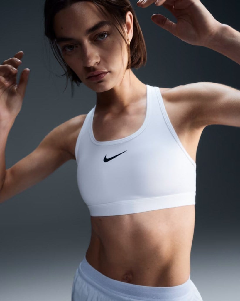 Nike Swoosh DX6821-100 Orta Destekli Pedli Kadın Spor Sütyeni - Beyaz