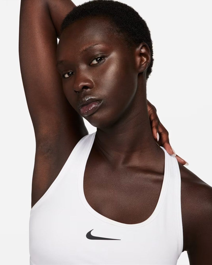 Nike Swoosh DX6821-100 Orta Destekli Pedli Kadın Spor Sütyeni - Beyaz