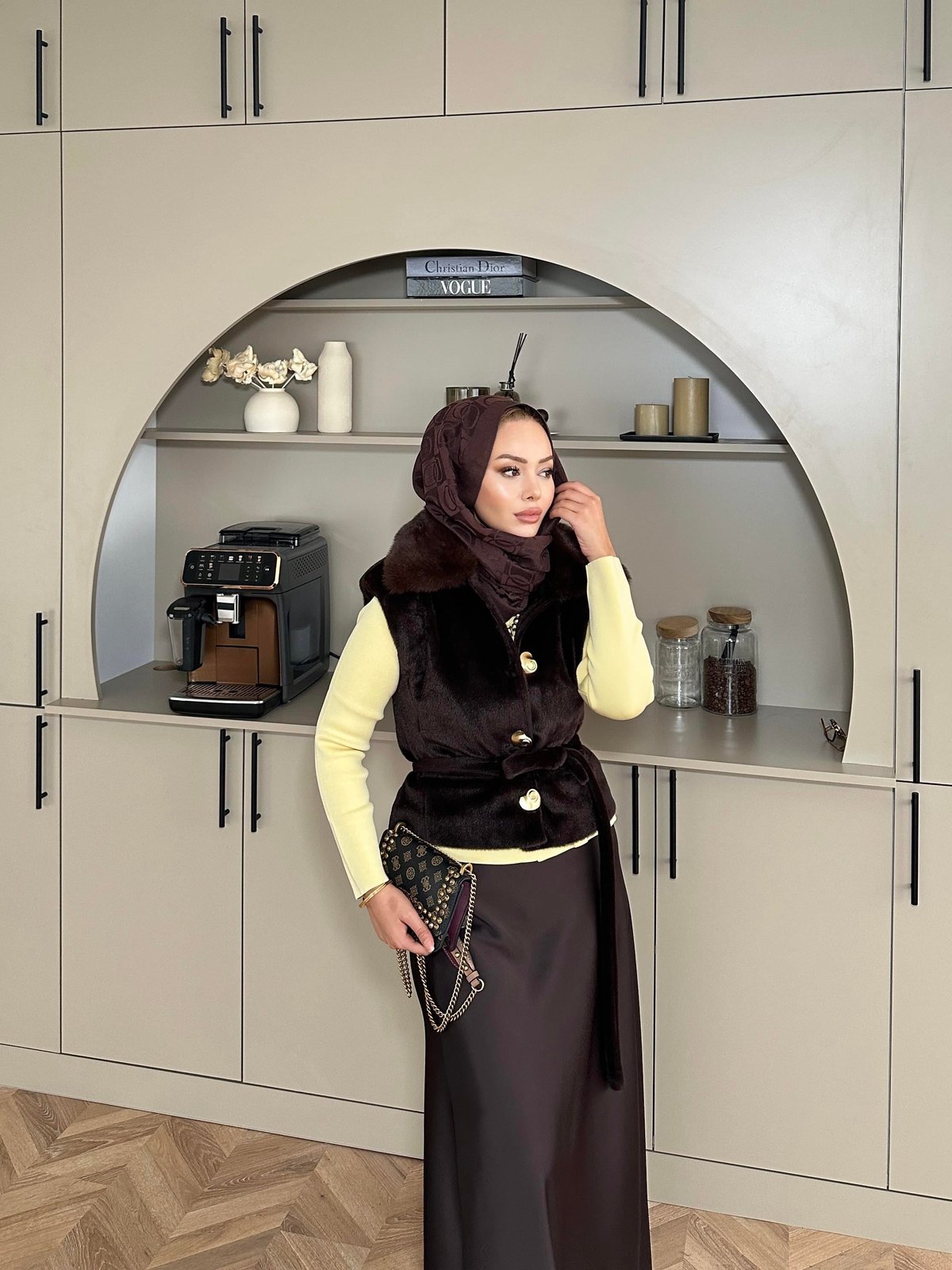 Krista Yakası Kürk Detaylı Angora Yelek Acı Kahve