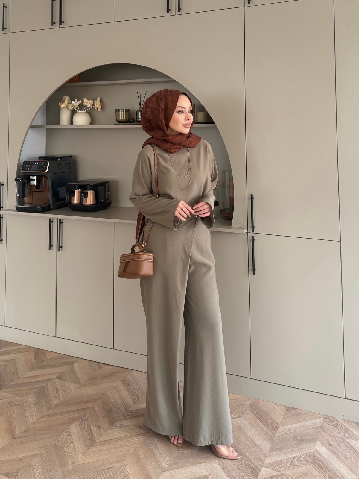 Monvi İnci Detaylı Asimetrik Pantolonlu Takım Haki
