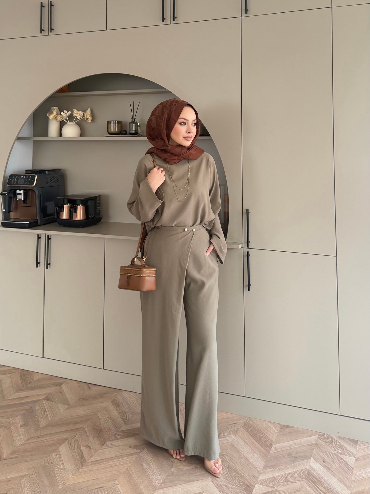 Monvi İnci Detaylı Asimetrik Pantolonlu Takım Haki