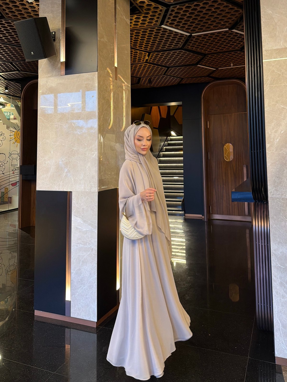Sena Şallı Abaya Taş (2000)