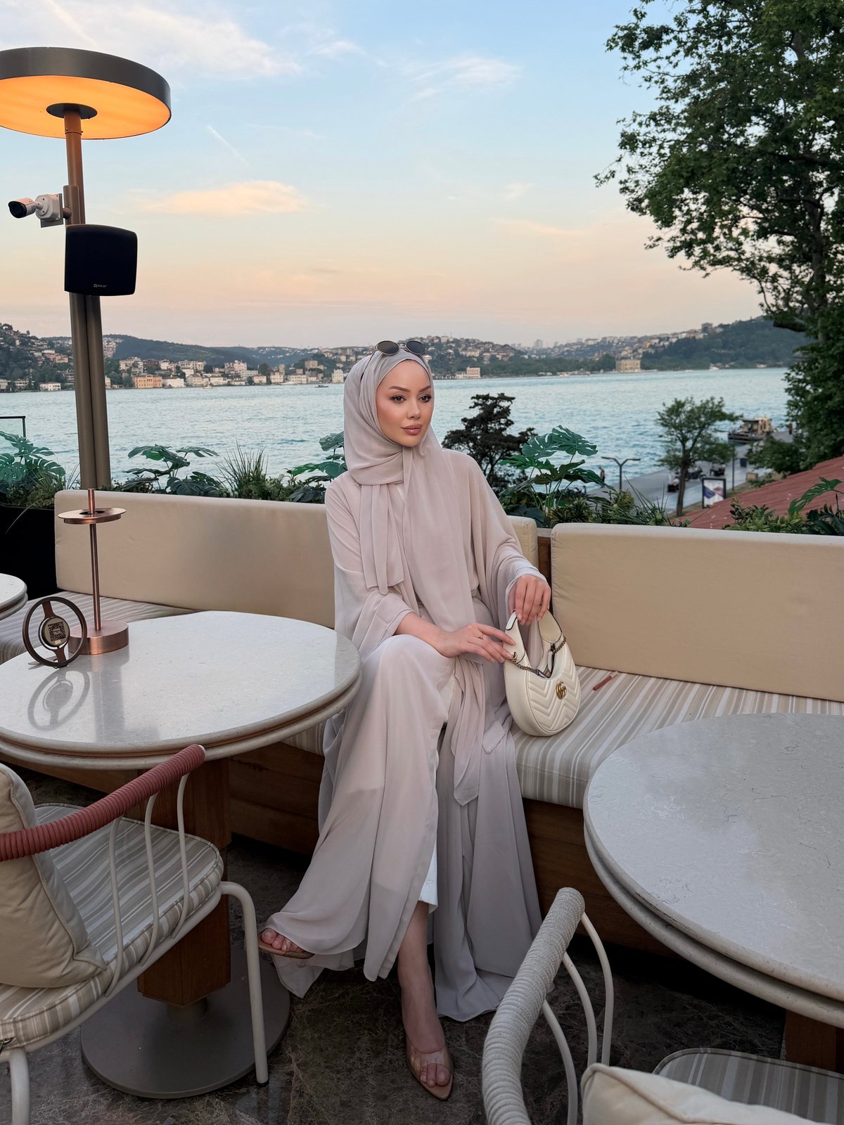 Sena Şallı Abaya Taş (2000)