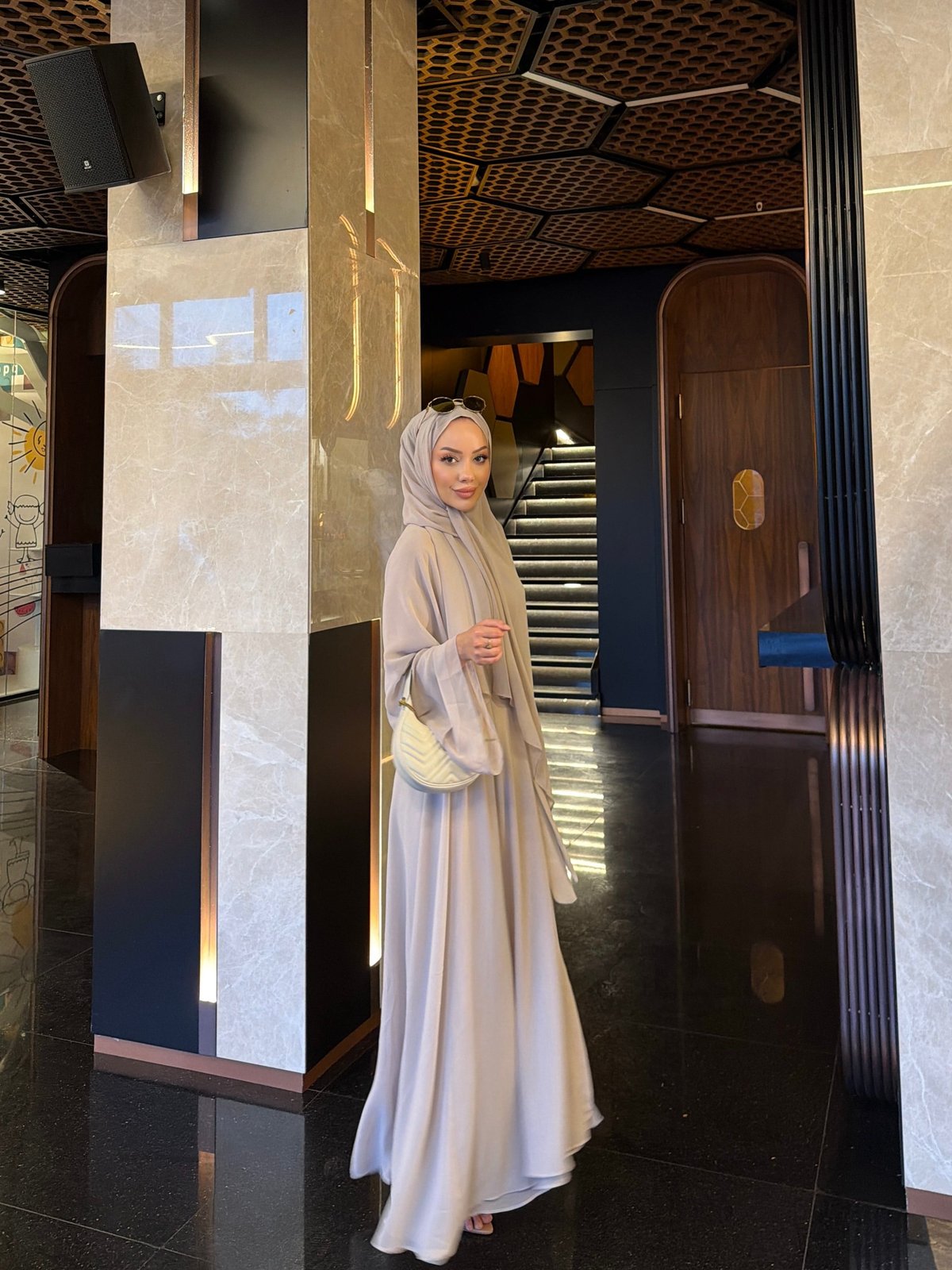Sena Şallı Abaya Taş (2000)