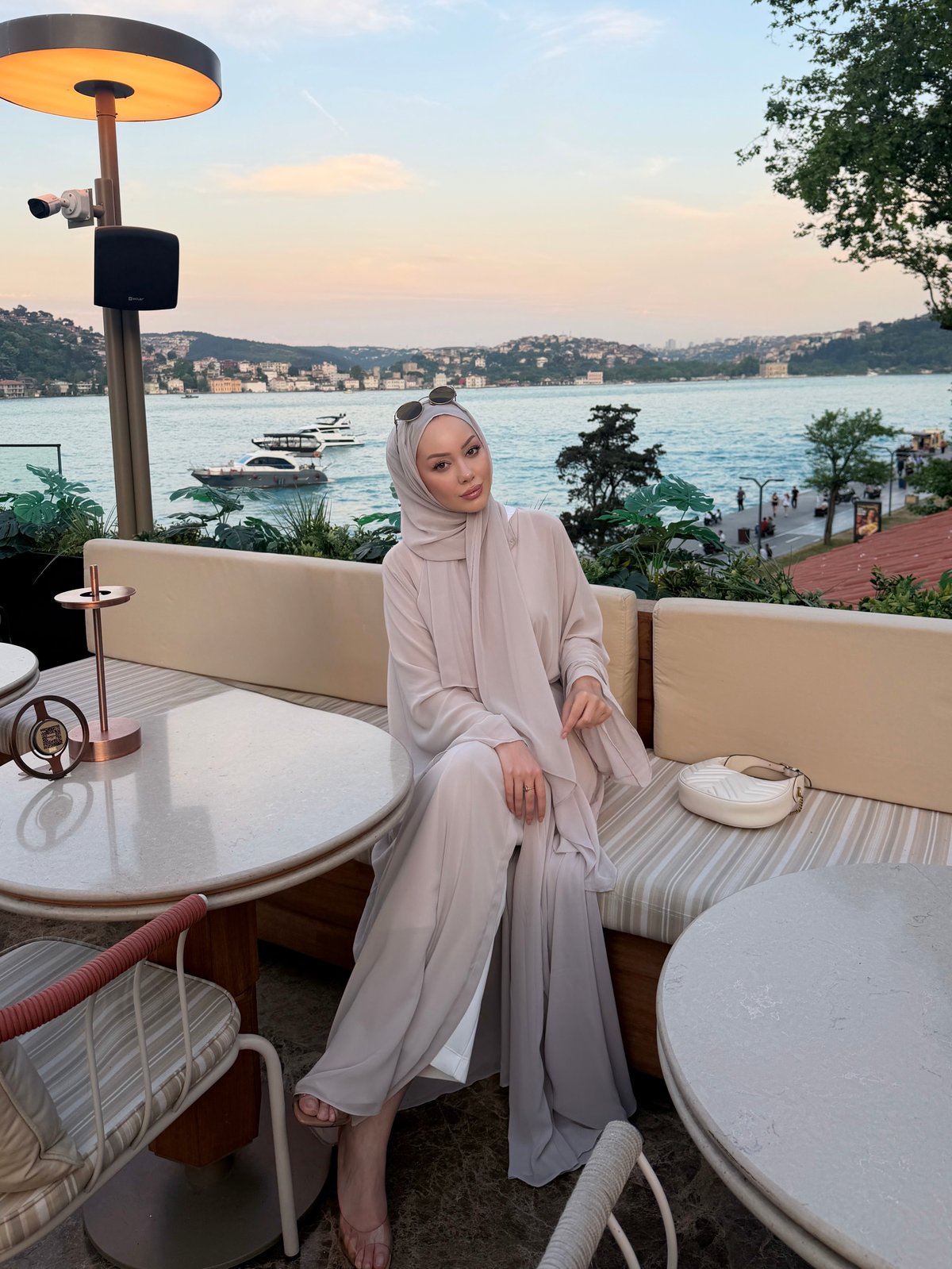 Sena Şallı Abaya Taş (2000)