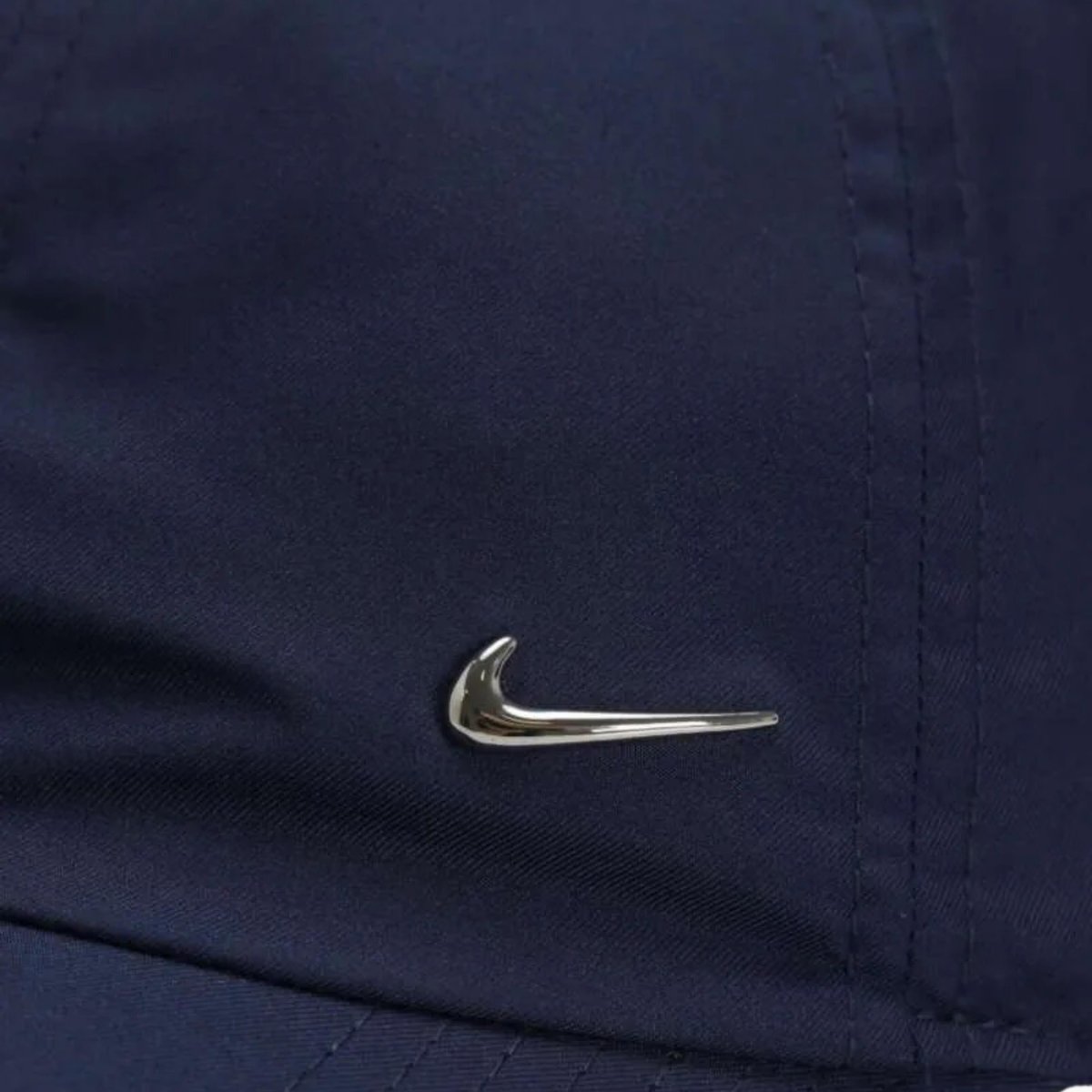 Nike Dri-FIT Club Yumuşak Metal Swoosh Şapka