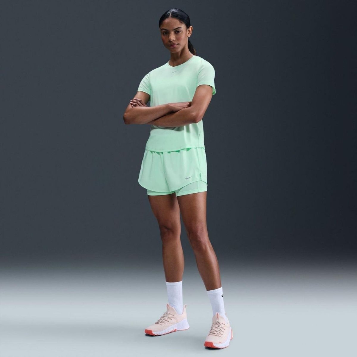 Nike One Dri-FIT Orta Bel 8 cm 2si 1 Arada Şort - Yeşil