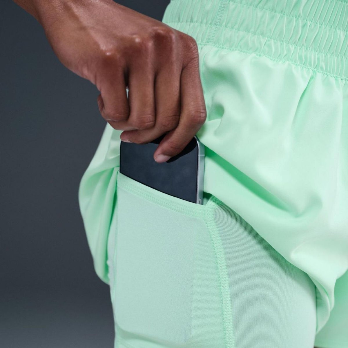 Nike One Dri-FIT Orta Bel 8 cm 2si 1 Arada Şort - Yeşil