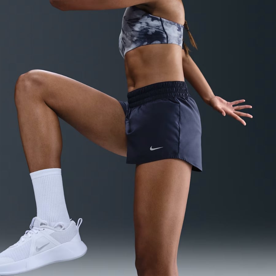 Nike One Dri-FIT Orta Belli Kısa Astarlı Şort 8 cm