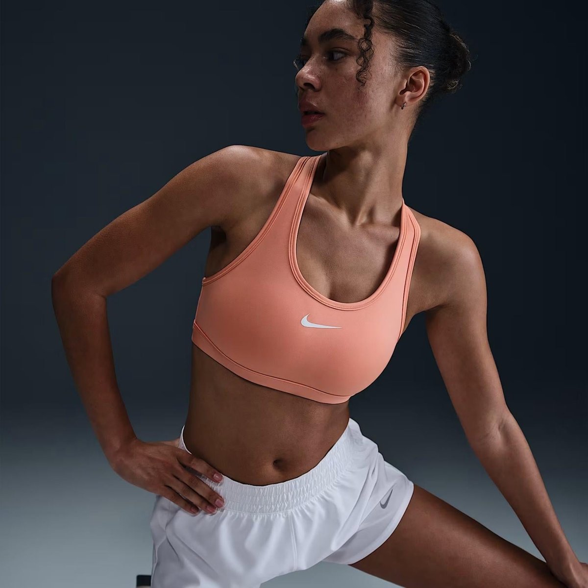 Nike Swoosh Medium Support Dolgulu Spor Sütyeni - Somon