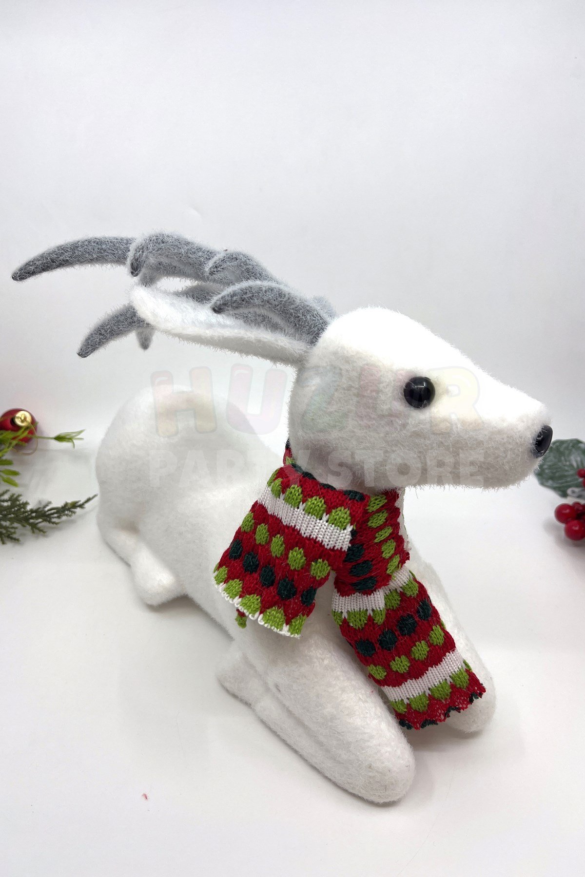 Beyaz Renkli Büyük Oturan Geyik 30x22 Cm Yılbaşı Yeni Yıl Dekoru Süet Tipi Atkı Kaşkol Detaylı