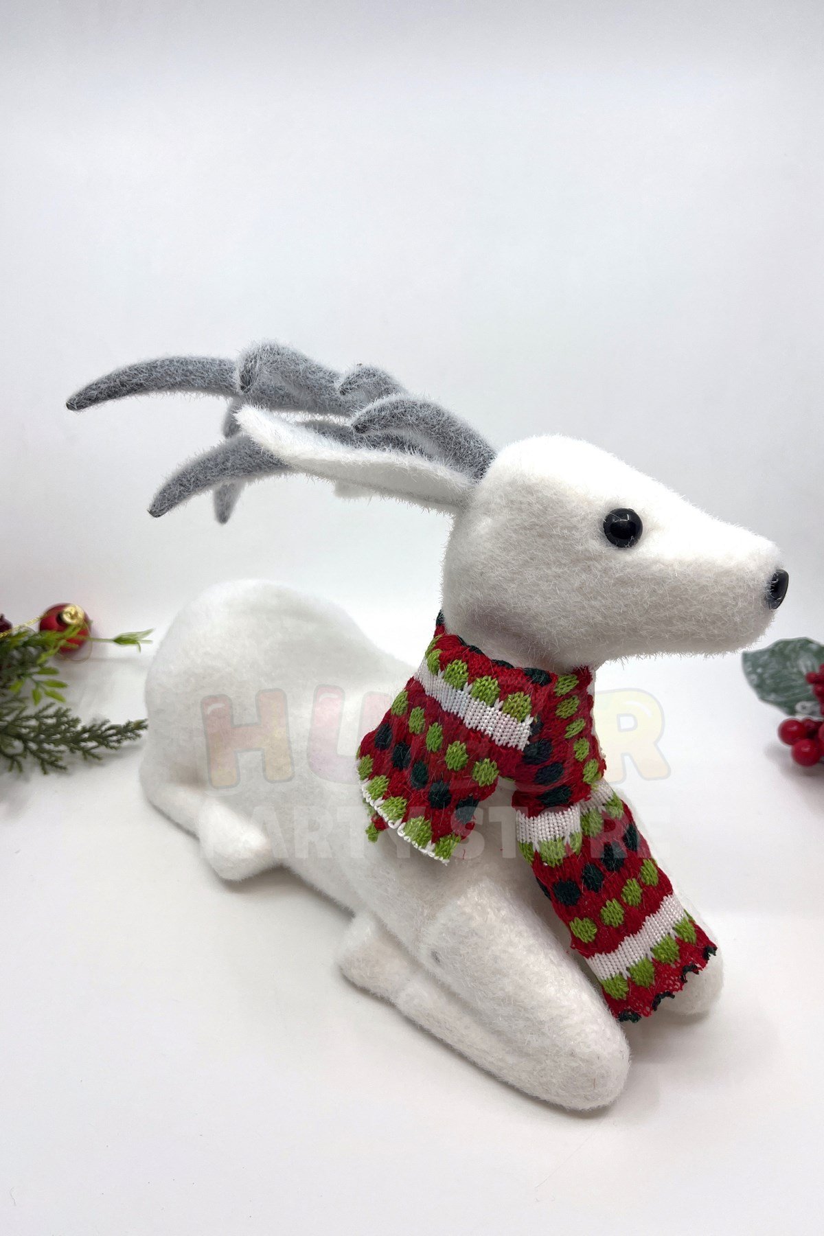 Beyaz Renkli Büyük Oturan Geyik 30x22 Cm Yılbaşı Yeni Yıl Dekoru Süet Tipi Atkı Kaşkol Detaylı